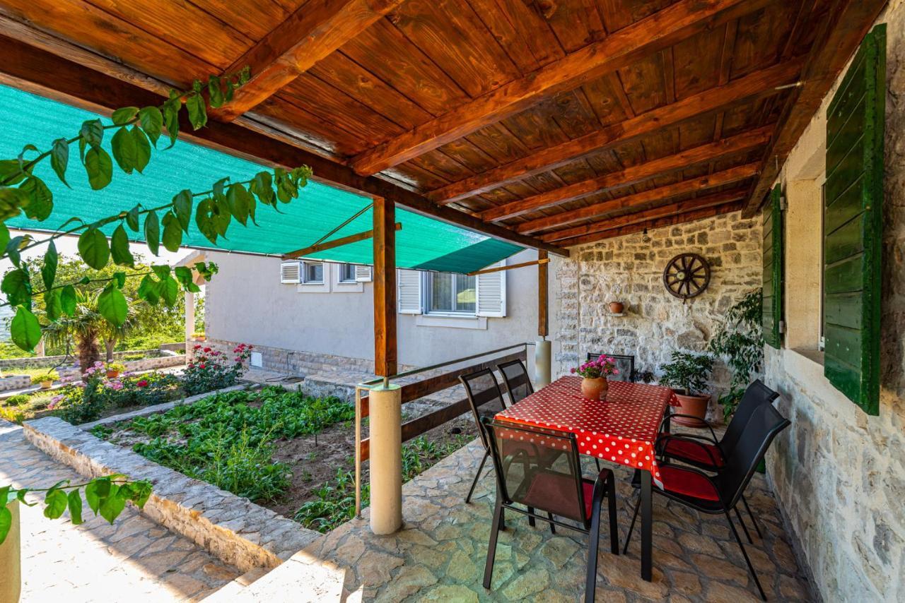 Holiday Home Ante With Beautiful Private Garden Nadin Ngoại thất bức ảnh