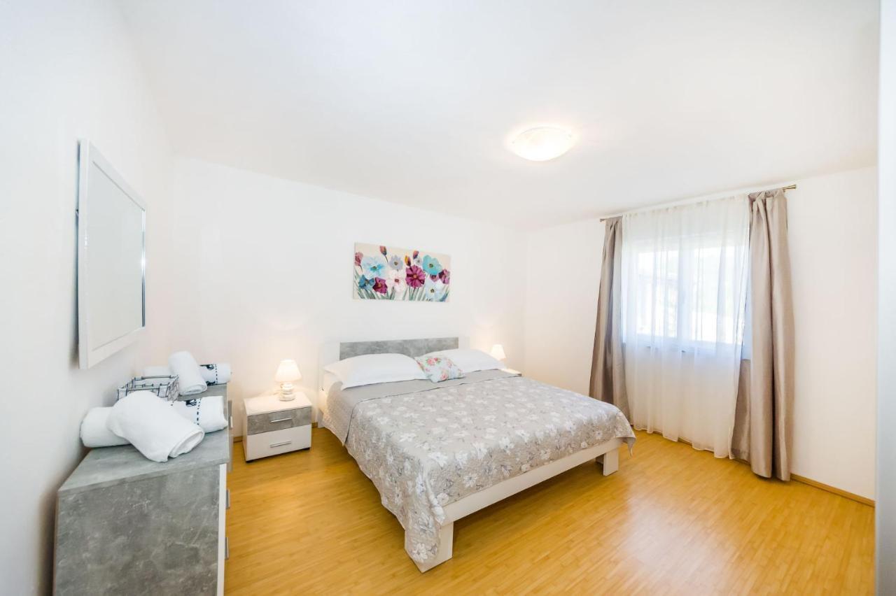 Holiday Home Ante With Beautiful Private Garden Nadin Ngoại thất bức ảnh